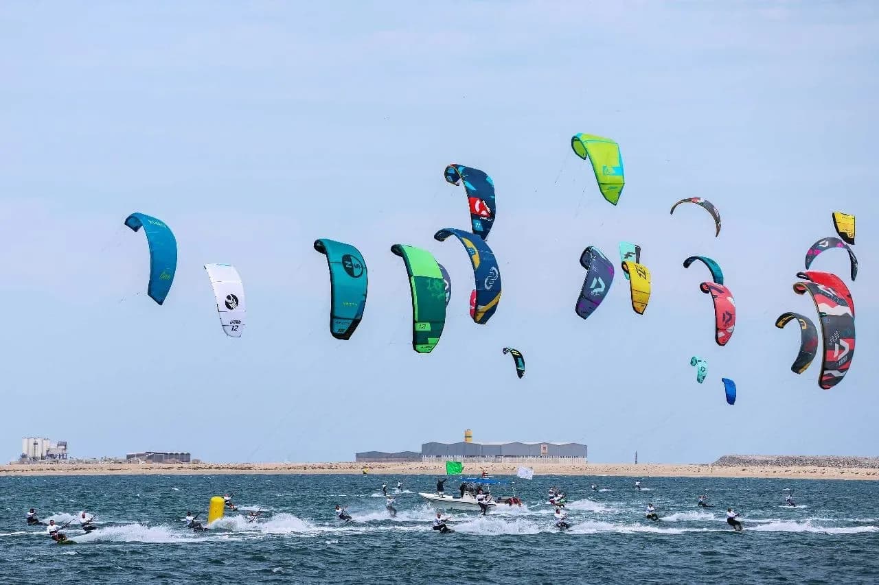 Kites lined up at the start