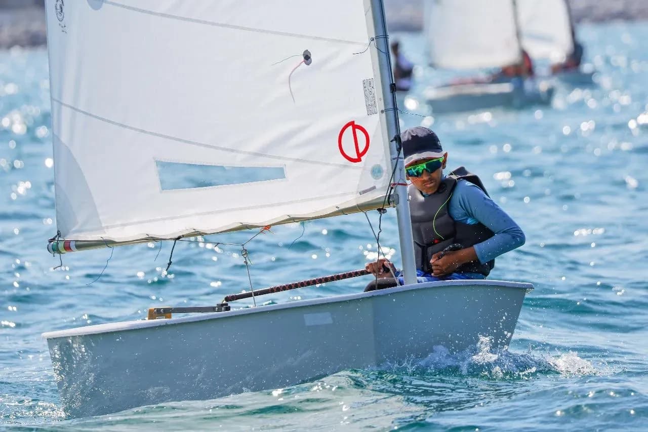 A young sailor concentrating upwind
