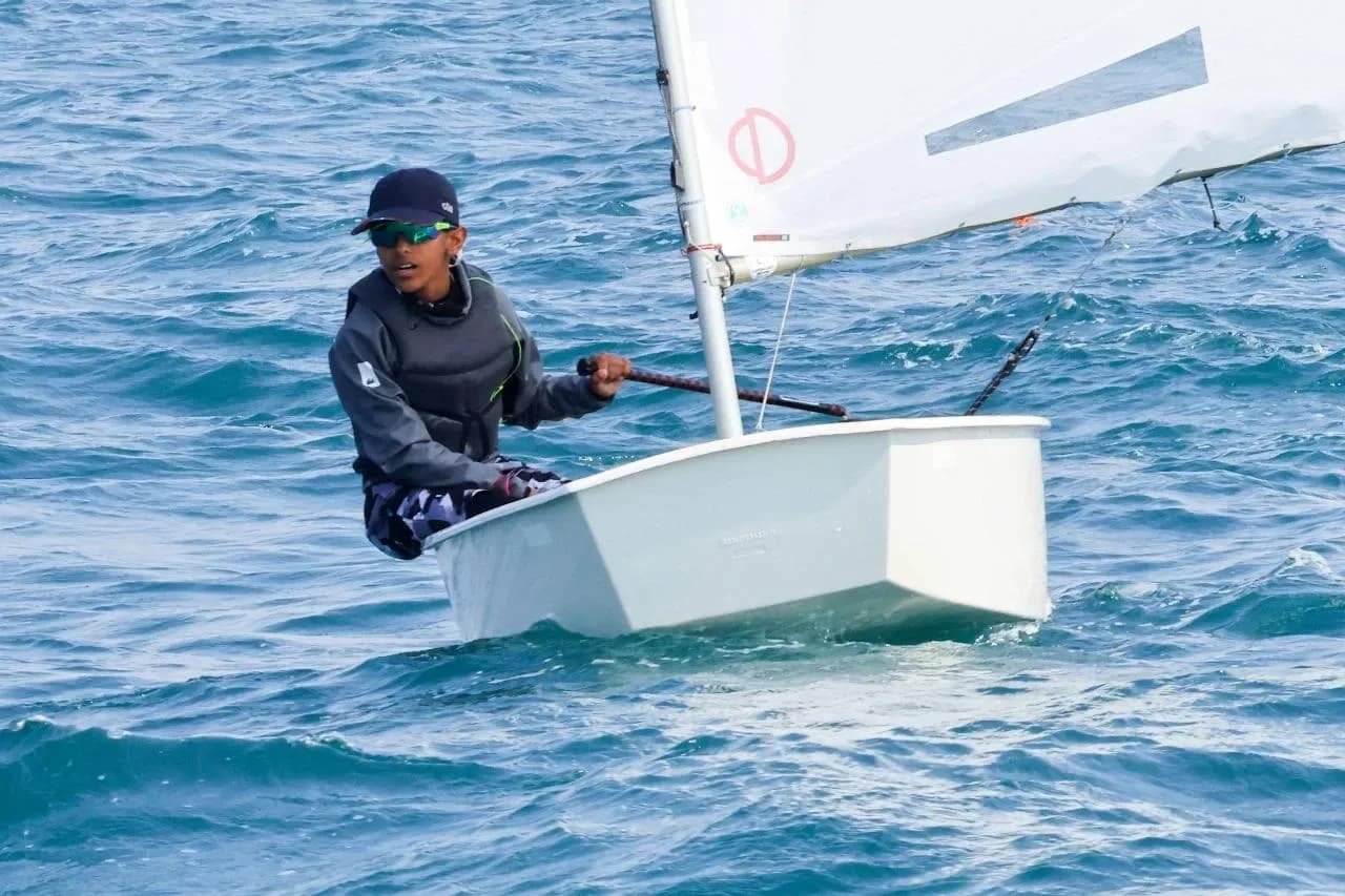 An ILCA sailor working upwind